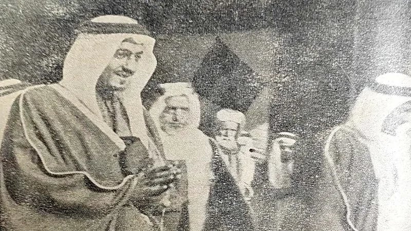 صورة نادرة للأمير عبدالله الفيصل خلال زيارته للمدينة المنورة