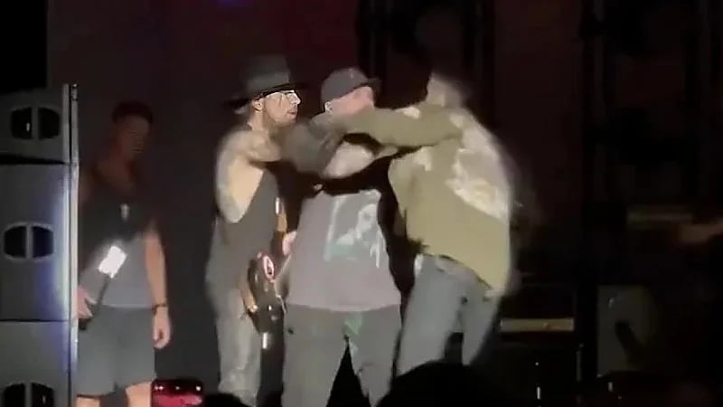 شجار عنيف بين فرقة روك شهيرة يتحول إلى المحاكم