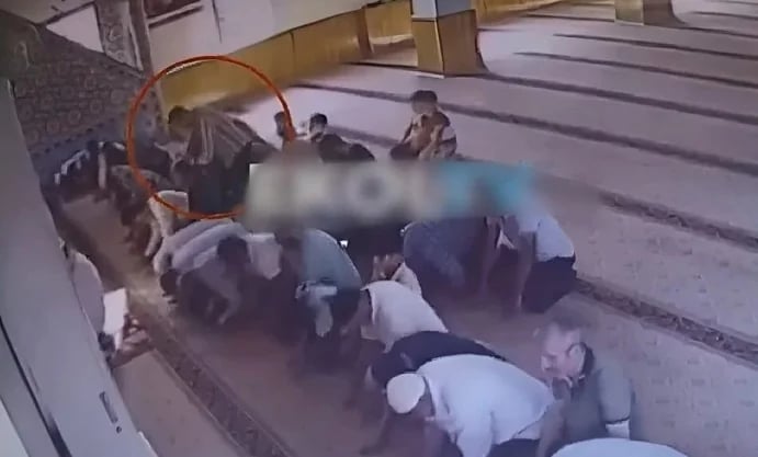 رجل يطعن مصليًا بالجامع إثر خلاف على ركن السيارة..فيديو