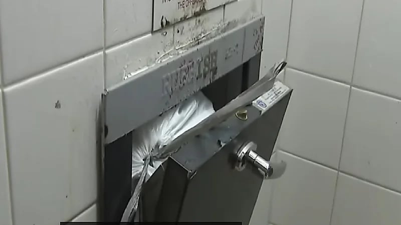 رجل يرمي طفلة في مخرج نفايات .. فيديو