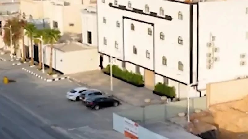 أمانة الرياض: تكدس السيارات وتجمعات غير معتادة مؤشرات على مخالفات سكنية .. فيديو