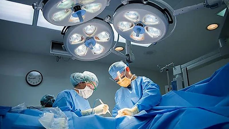 ‎نجاح جراحة طارئة لاستخراج هاتف من معدة مريض