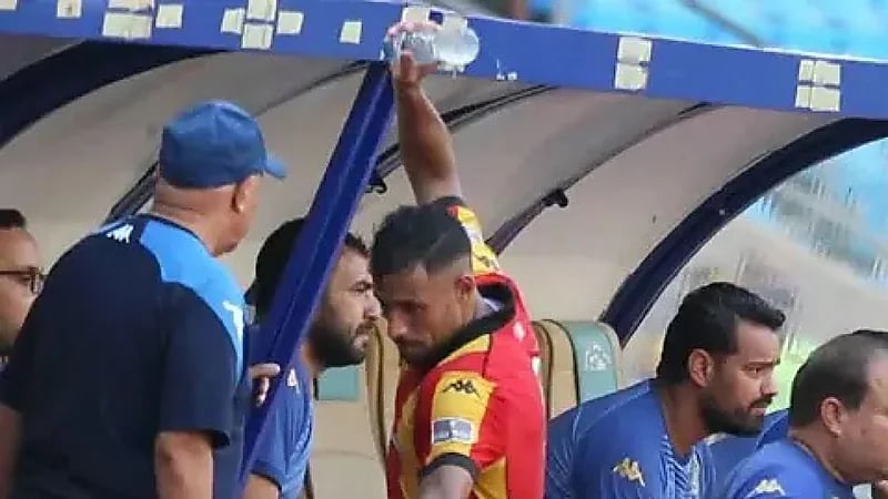 بلايلي ينفجر غضبا على مدربه ويعترض على استبداله .. فيديو