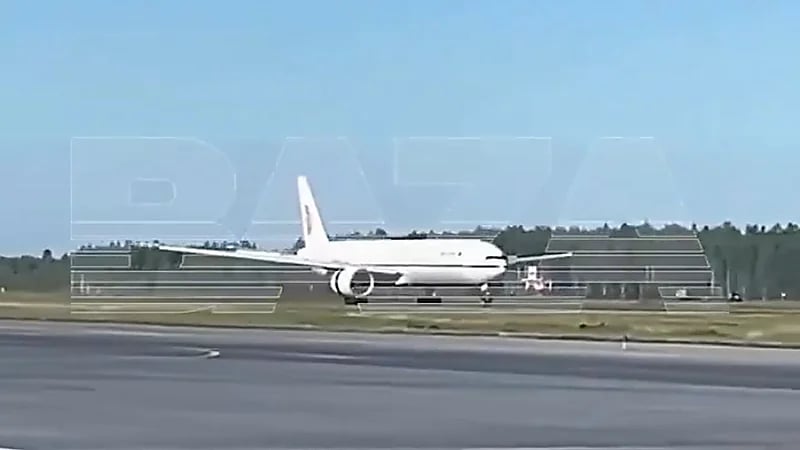 هبوط اضطراري لطائرة صينية في مطار روسي ناءٍ بسبب عطل فني..فيديو
