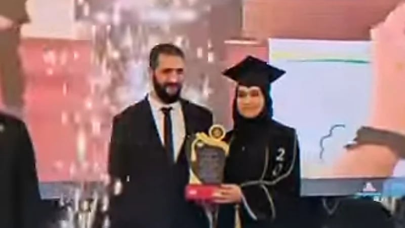 عقيلة الرئيس السوري تخطف الأنظار في حفل تخرجها بجامعة إدلب  .. فيديو