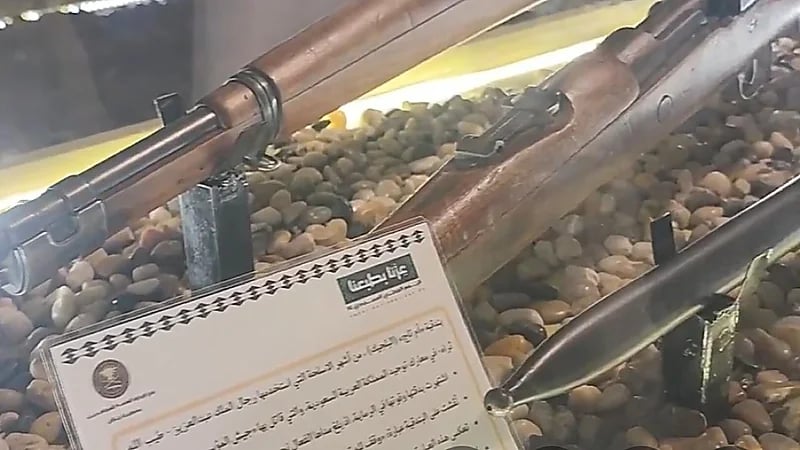 جازان تحتفي باليوم الوطني الـ95 بعرض أسلحة تاريخية ومجسمات وطنية .. فيديو