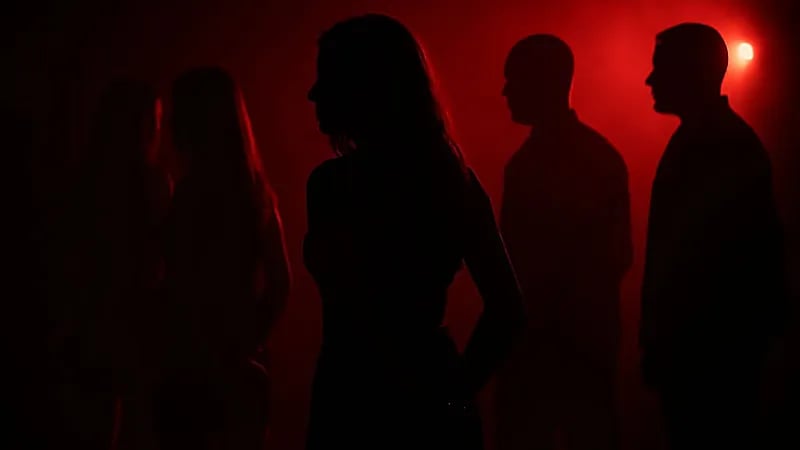 سقوط شبكات دعارة كبرى تتخفى وراء التطبيقات الذكية والأندية الوهمية..فيديو