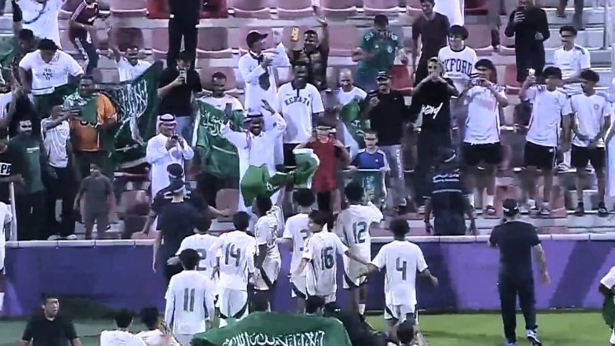 احتفالات عارمة للأخضر للناشئين مع الجماهير بعد التتويج بكأس الخليج   .. فيديو