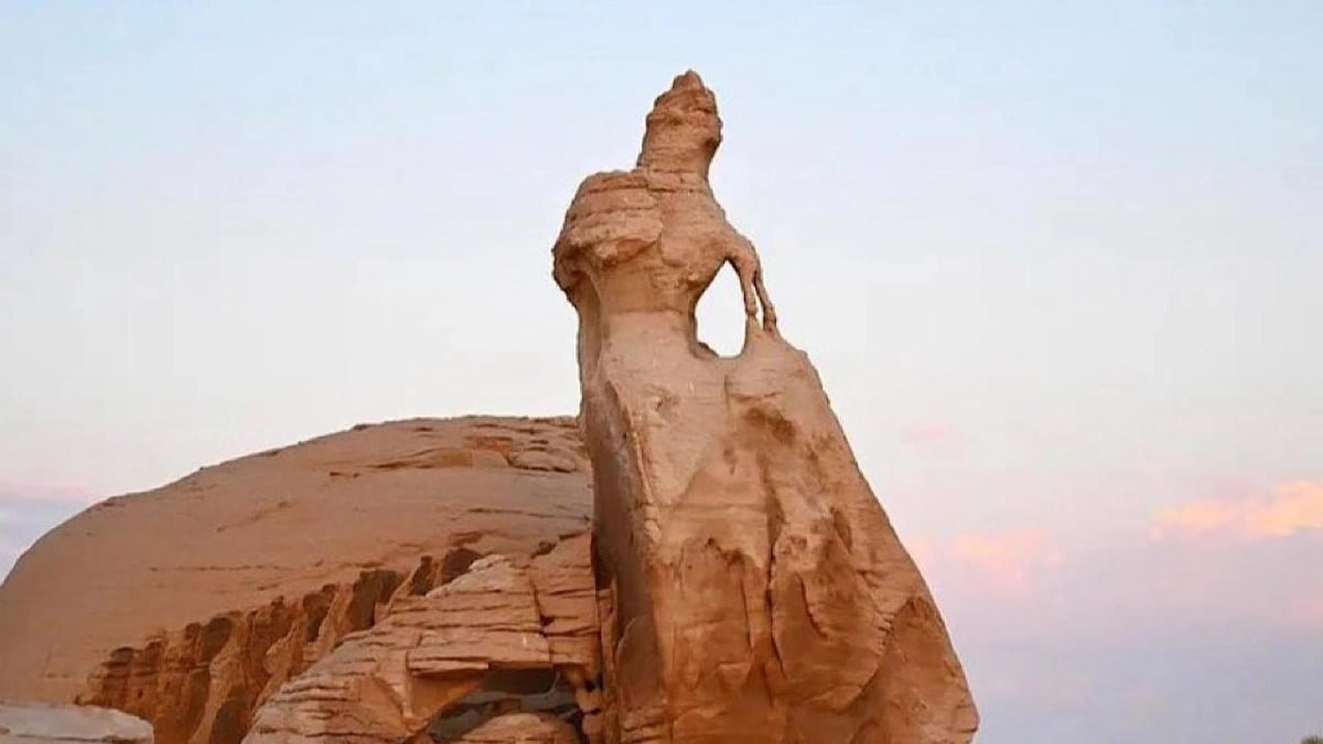 صخرة العروسة في ⁧‫ العلا‬⁩ ..تكوين جيولوجي فريد يُشبه عروسًا تمسك بثوبها وسط ⁧‫الرمال‬..صور