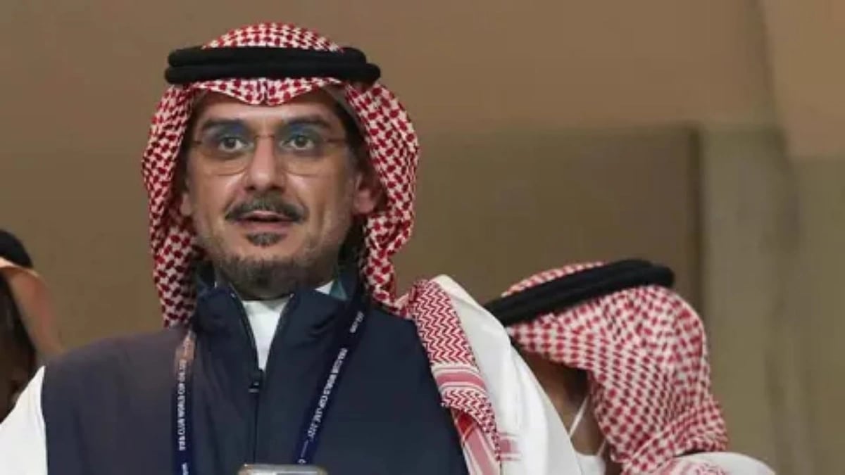 الأمير نواف يهنئ لاعبي الهلال بعد التأهل إلى ربع نهائي كأس الملك .. فيديو