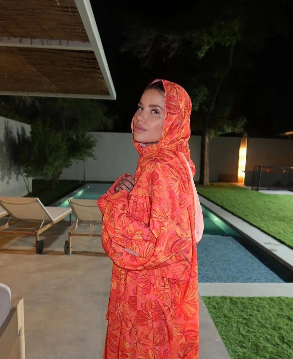 زوي زوجة ثيو هيرنانديز تتألق بالعباءة..صور