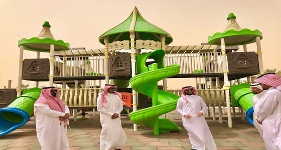 رئيس بلدية العويقيلة يدشن خدمة الواي فاي المجانية بالحدائق العامة