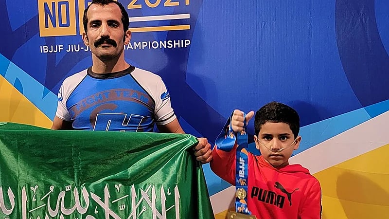 فيديو.. محمد آل مخلص ذهب لعلاج نجله بأمريكا فحصد ذهبية العالم