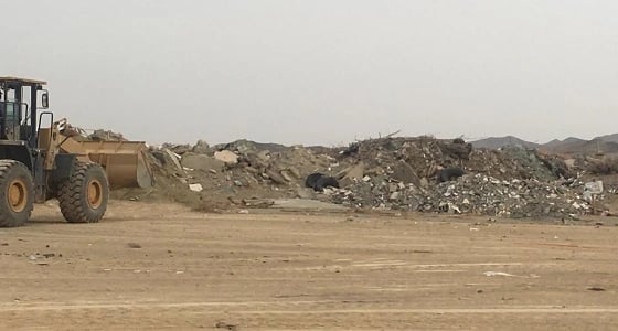 بلدية الحازمي بمحافظة بيشة تستكمل تنظيف الأحياء التابعة لها