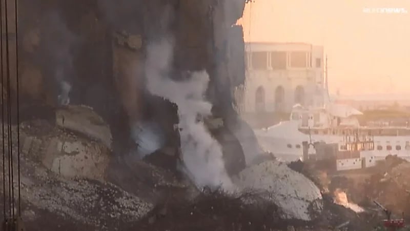 بالفيديو.. ألسنة اللهب ترتفع مجددًا في مرفأ بيروت