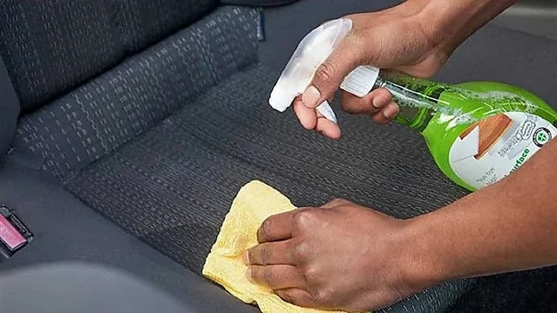 خطوات لتنظيف المقاعد القماشية في السيارة