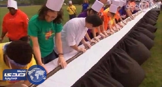 طلاب جامعة في نيويورك يعدون أطول شطيرة سوشي بالعالم
