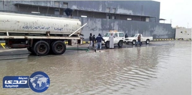 بالصور.. شباب ينظمون حركة المرور بعد انقطاع الكهرباء وسقوط الأمطار بعرعر