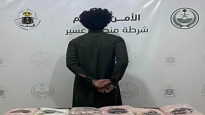 القبض على شخص بحوزته 17 كيلو جرامًا من مادة الحشيش المخدر في عسير