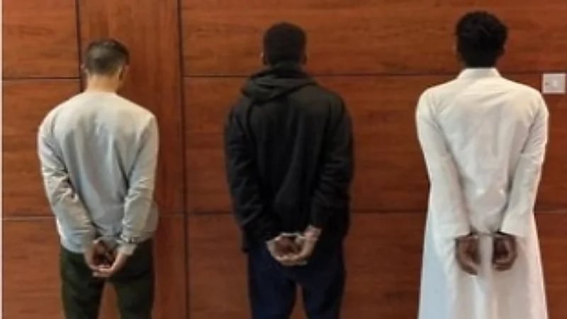القبض على 3 أشخاص لنشلهم المارة باستخدام دراجات نارية وهوائية بالرياض