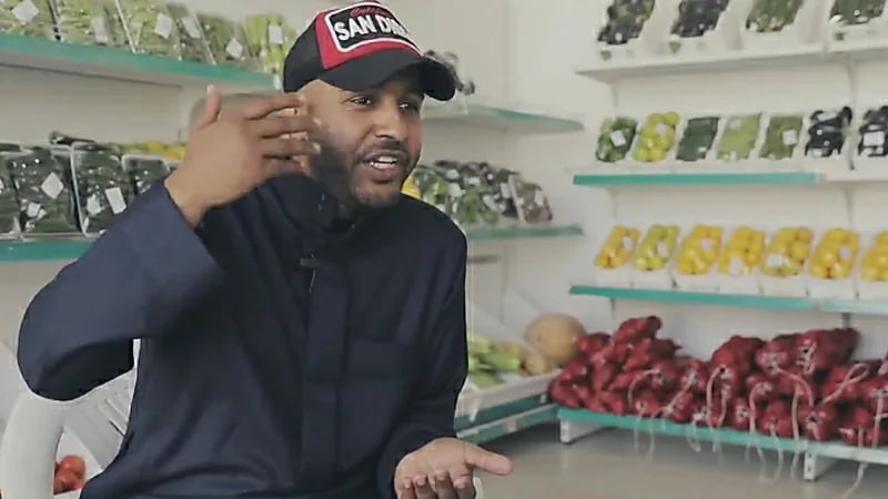 بالفيديو.. عمالة وافدة تستغل مواطن لبيع الممنوعات