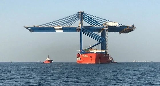 احتجاز شخصين في الدور الـ 18 برافعة في جدة