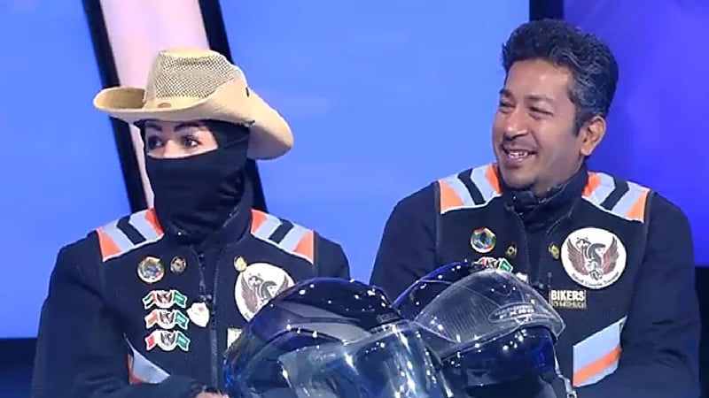 شاهد.. مواطن وزوجته يجوبان 30 منطقة على متن دراجة نارية