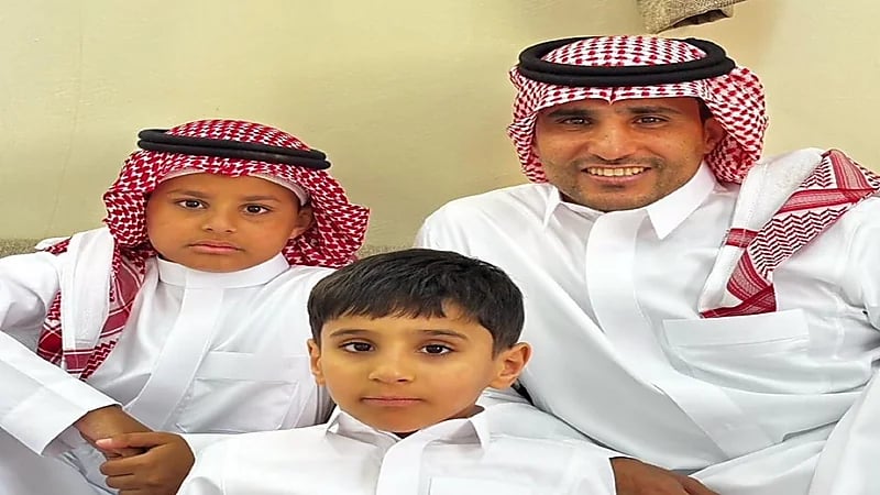 رافع الرويلي يظهر بروح العيد مع أبنائه رغم هبوط العروبة