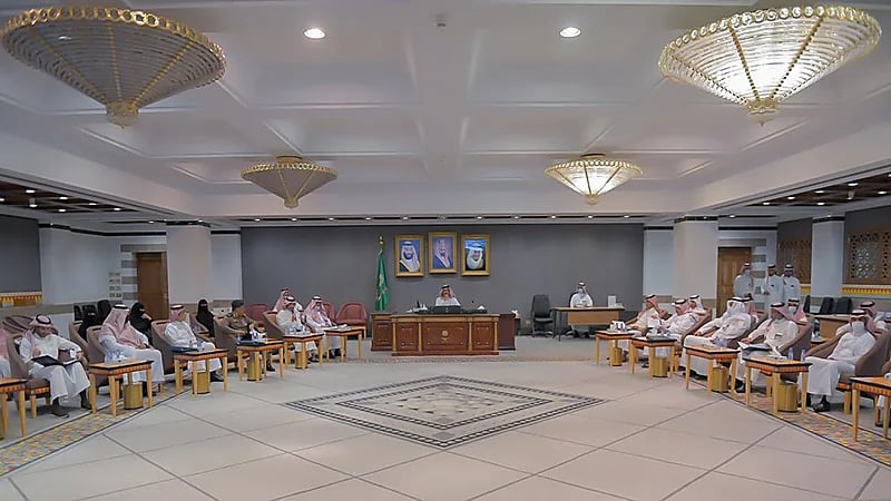 أمير عسير يوجّه بدراسة الاحتياجات التنموية في مركزي "العرقين" و "الفيض"