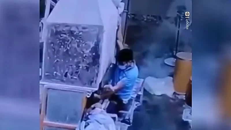 شاهد.. عامل ينقذ زميله عندما شفطته إحدى الآليات الضخمة