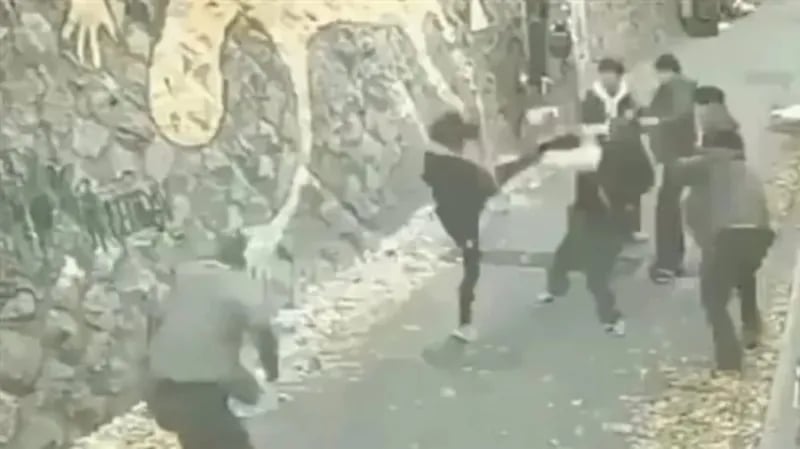 شاهد.. فتاة تتغلب على 6 رجال تحرشوا بها