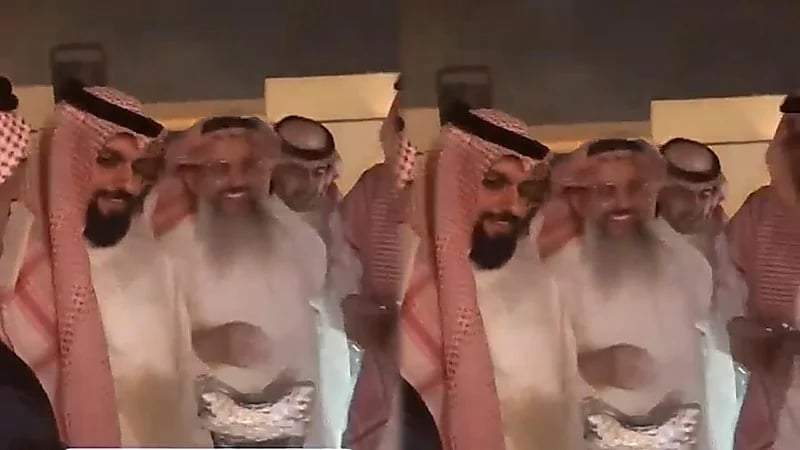 حميدان التركي‬⁩ بالثوب والشماغ بعد 20 عامًا قضاها بالسجون الأمريكية.. فيديو