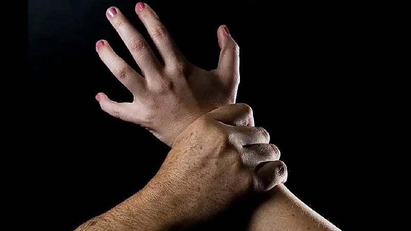 3 أشخاص يحاولون اغتصاب فنانة داخل شقتها