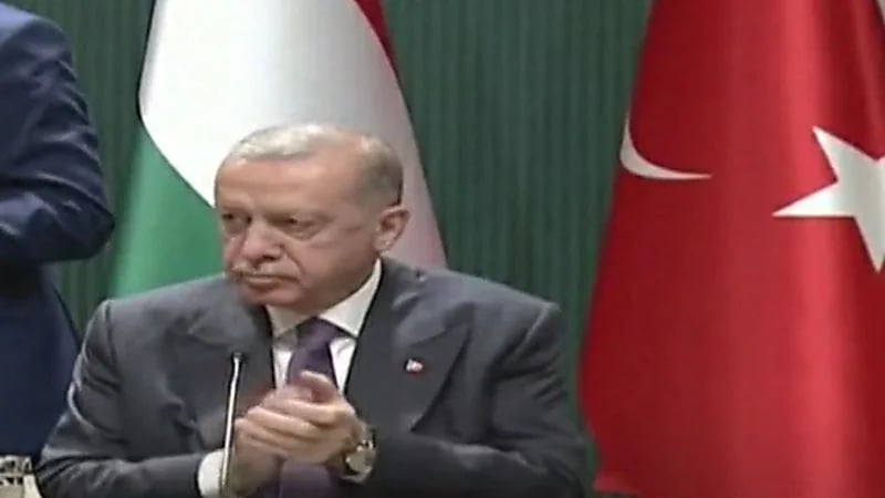 بالفيديو.. تصريحات "أردوغان" تتسبب بهبوط تاريخي لليرة التركية