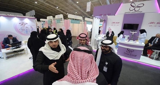 بالصور.. ضبط جهاز مخالف في معرض الطب التجميلي