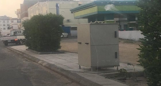 بالصور.. مواطن يوثق مخالفة " ساهر " بالاختباء خلف شجرة