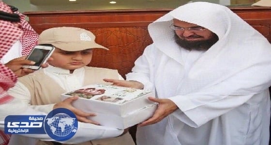 بالفيديو.. نجل الشهيد «الملحم» يقدم وجبات إفطار تحمل صورة والده بالحرم المكي