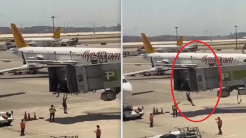 مسافران يتعلقان بالطائرة بعد تأخرهما عن موعد الرحلة!..فيديو