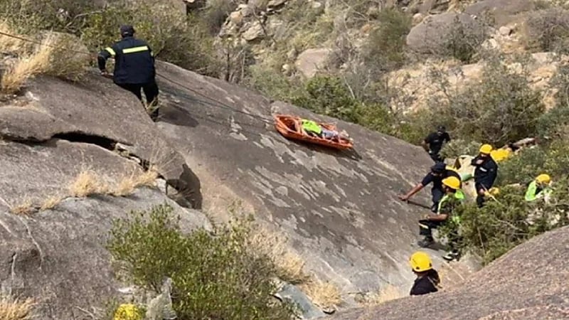 انتشال جثماني شابين سقطا من أحد الجبال الوعرة بعقبة حزنه