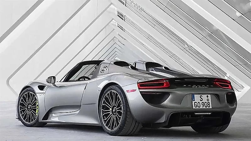 لقطات مميزة لإطلاق سيارة بورشه الخارقة 918 سبايدر ..فيديو