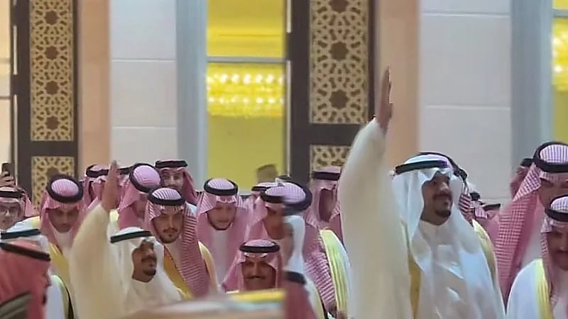 نائب أمير الرياض يتفاعل مع فرقة رجال الحجر: ودنا نلعب معهم للصبح..فيديو