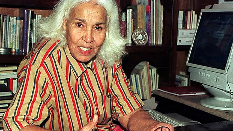 الجزيرة تهاجم " نوال السعداوي " بالعربي وتمدحها بالإنجليزي