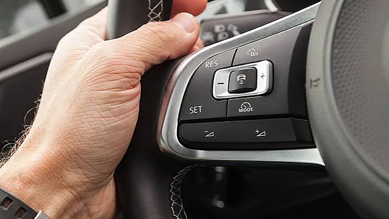 الكشف عن عيوب ومميزات مثبت السرعة في السيارة .. صور