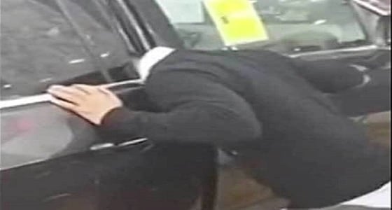 بالفيديو.. شاب كاد يفقد حياته ثمنا لثقته الزائدة