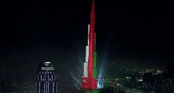 بعد الفوز على بلاده.. برج خليفة يتزين بلون العلم العماني