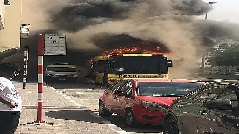 بالفيديو.. سائق ينقذ طلاب من احتراق حافلتهم المدرسية بالشارقة