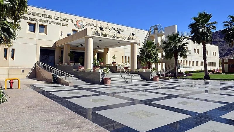 مستشفى الأمير محمد بن عبد العزيز ينجح في تغيير مفصل ركبة بالروبوت الآلي والذكاء الاصطناعي