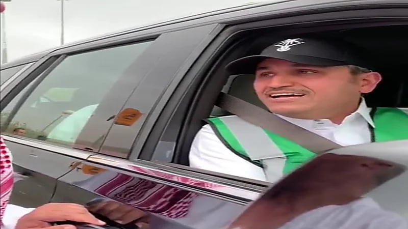 شاهد.. حوار بين وزير النقل وأحد الحجاج في مشعر عرفات