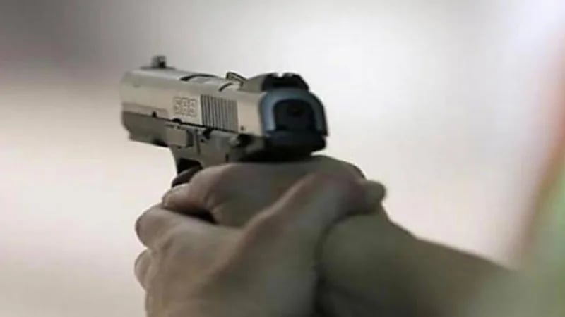 سيدة تقتل والدها وزوج أختها رميًا بالرصاص