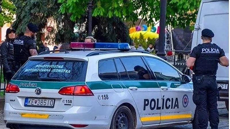 شاب يقتل فتاتين داخل مركز للتسوق